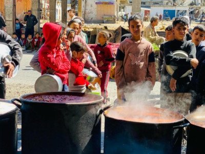 Hot meals for Starved Palestinian Kids in north Gaza